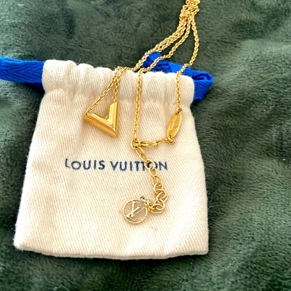 LV Essential V Necklace EUC 💛💛M61083💛💛 - Picture 1 of 13